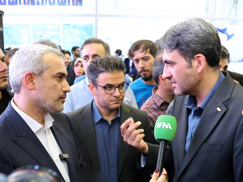 بازدید وزیر اقتصاد از غرفه ایرانسل در نمایشگاه الکامپبازدید وزیر اقتصاد از غرفه ایرانسل در نمایشگاه الکامپ