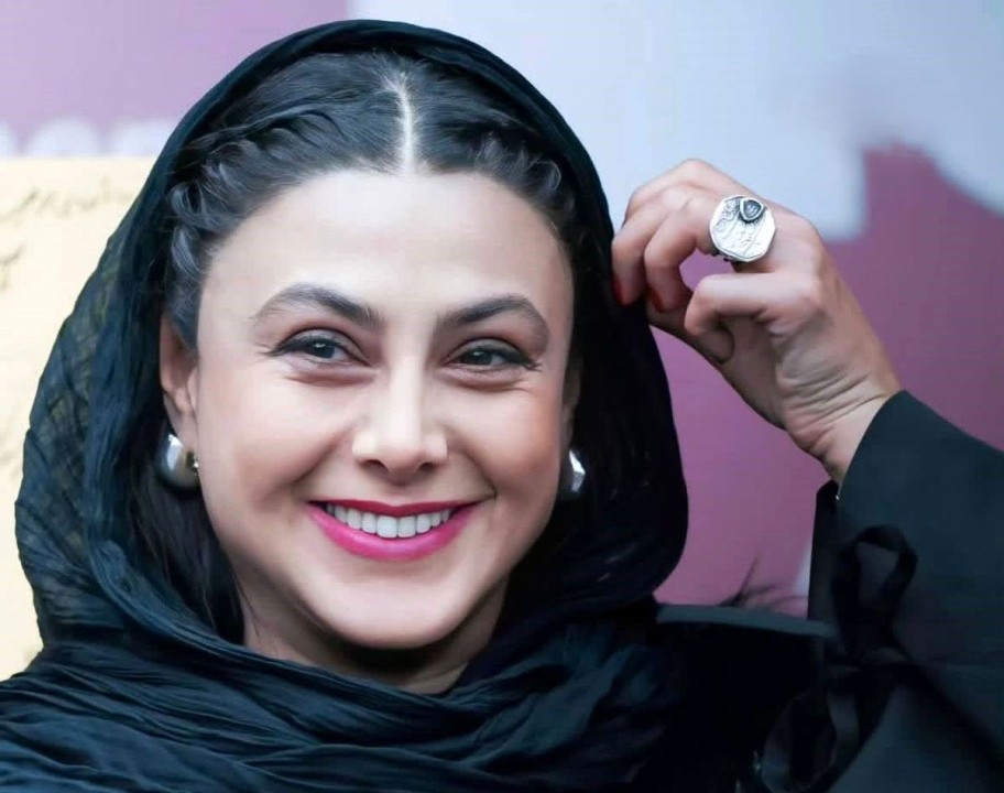 آزاده صمدی با استایل رسمی آفتابی شد | استایل رسمی خانم بازیگر جلب توجه کرد