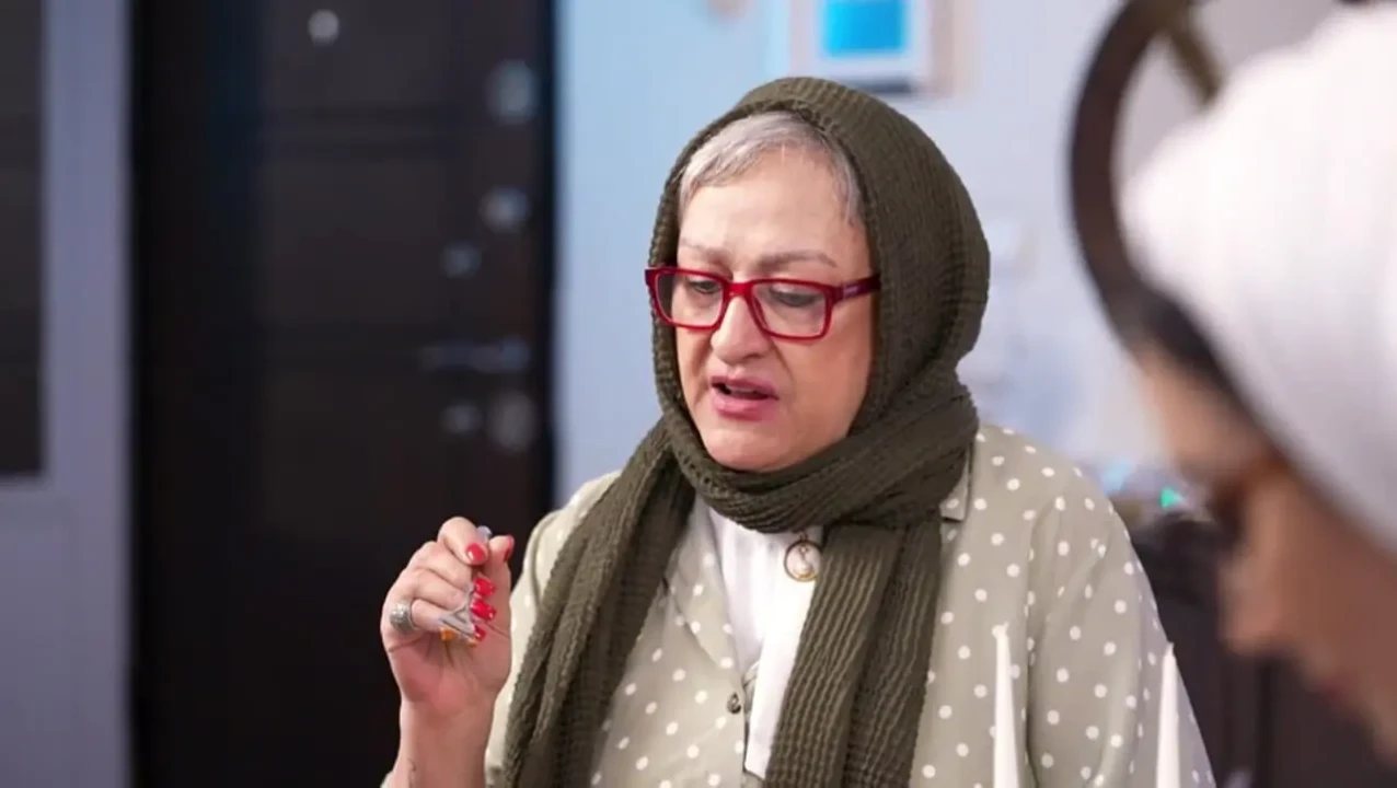 تصویر جذاب مریم امیرجلالی در جشن سال نو در کنار درخت کریسمس