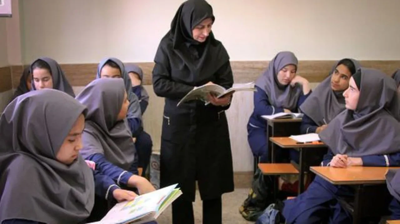 سوپرایز دولت به مناسبت روز معلم | واریز اولین رفاهیات به حساب فرهنگیان