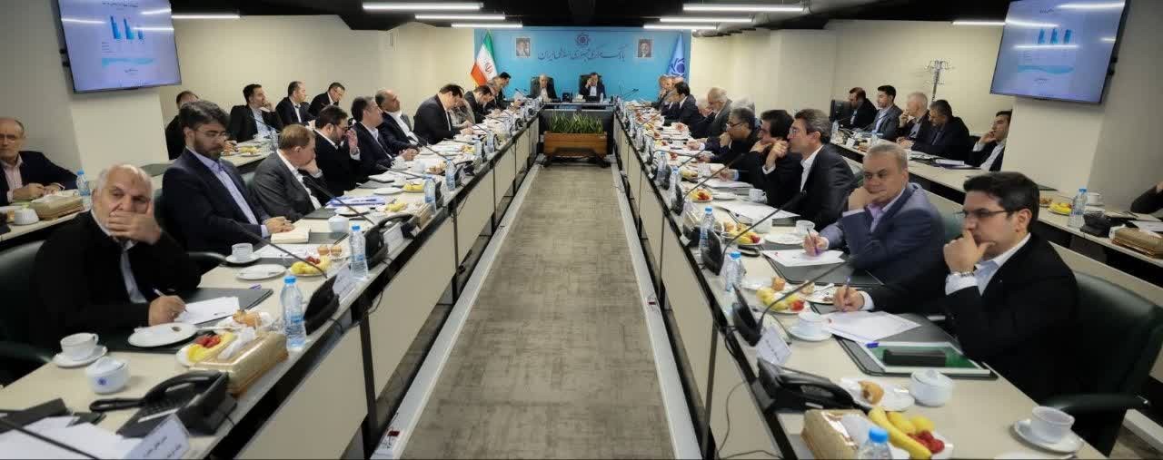 همتی: بانک‌ها همزمان با کنترل نقدینگی بر تأمین مالی تولید متمرکز شوند