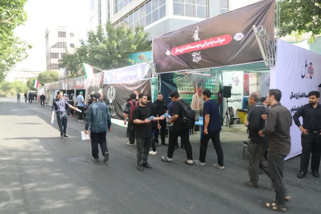 پذیرایی از تشییع‌کنندگان امام شهید