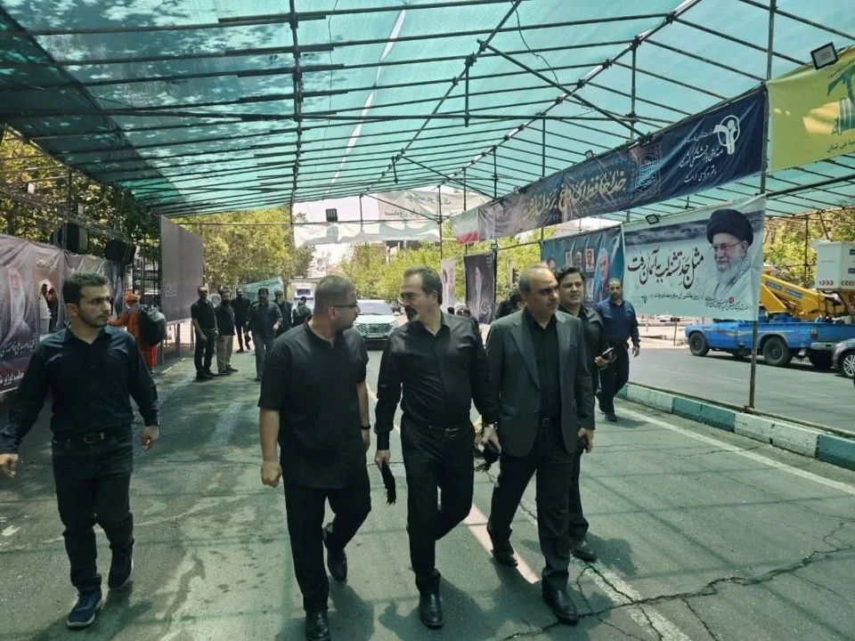 شرکت فولاد اکسین خوزستان در کنار وزارت تعاون، کار و رفاه اجتماعی برای خدمت‌ رسانی در مراسم وداع با پیکر مطهر رهبر شهید